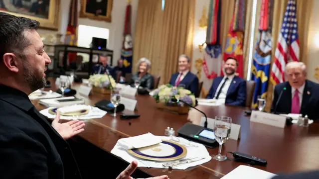 التقى الرئيس الأوكراني فولوديمير زيلينسكي بالرئيس الأمريكي دونالد ترامب على مائدة الغداء في غرفة مجلس الوزراء بالبيت الأبيض في واشنطن.