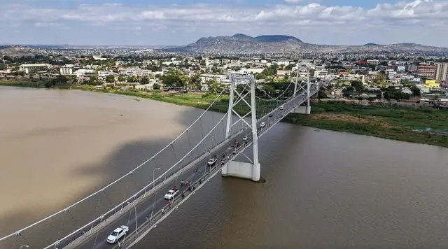 Vue aérienne du pont historique Samora Machel enjambant le fleuve Zambèze, l'une des plus importantes sources d'eau d'Afrique, à Tete, au Mozambique, le 6 juin 2025.