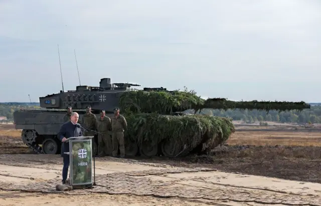 Thủ tướng Đức Olaf Scholz đã chịu áp lực từ quốc tế trong việc gửi xe tăng Leopard 2 cho Ukraine