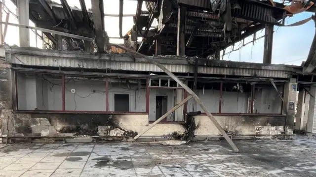 Зруйнована й вигоріла касова зала Фастівського залізничного вокзалу. Дах пробитий і обвислий у багатьох місцях. Стіни кас обгорілі, скла ніде не лишилося