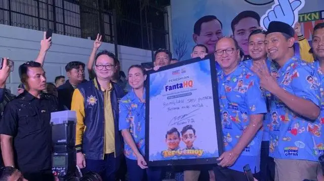 Tim Kapanye Nasional Fanta mengadakan upacara peresmian sambil memegang plakat dengan gambar Prabowo-Gibran dan tulisan Ter-Gemoy.