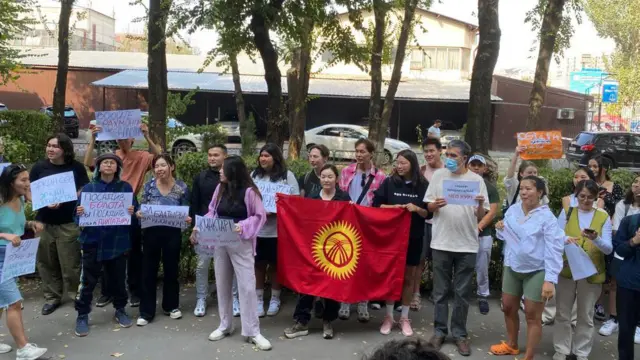 Болоттун таламын талашып сотко активист жаштар көп келди