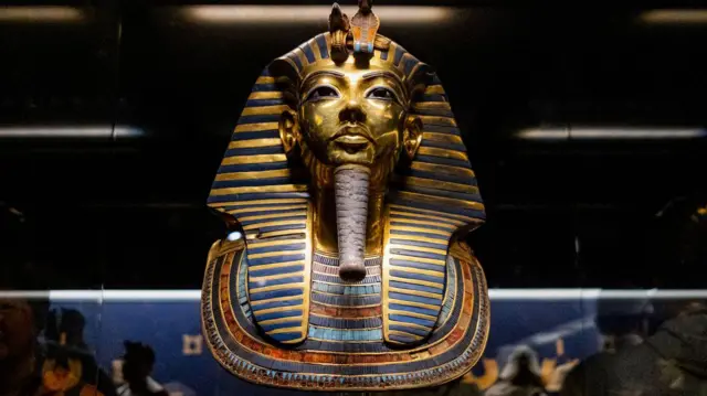 Lebih dari 5.000 harta karun di makam Tutankhamun, termasuk topeng kematian emasnya, akan dipamerkan bersama untuk pertama kalinya