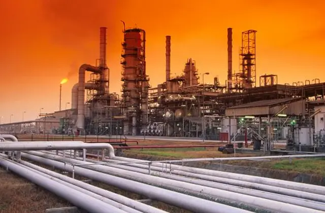 Une raffinerie de pétrole