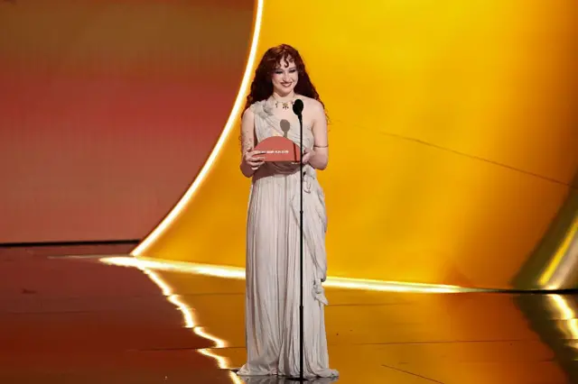 Чаппел Роун на сцені у бежевій класичній сукні