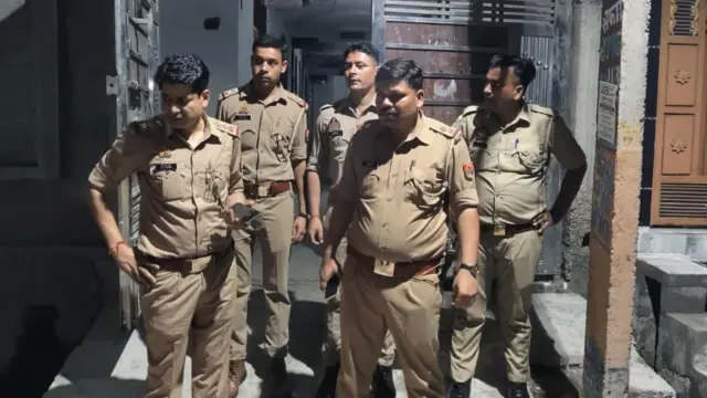 भरतिया कॉलोनी स्थित विवादित मकान पर हंगामे की सूचना पर पहुंची पुलिस