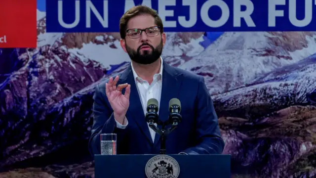 Gabriel Boric dando un discurso tras el plebiscito