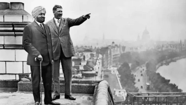 லண்டனில் உள்ள ஷெவோய் ஹோட்டலின் மொட்டை மாடியில் நிற்கும் மகாராஜா பூபிந்தர் சிங்