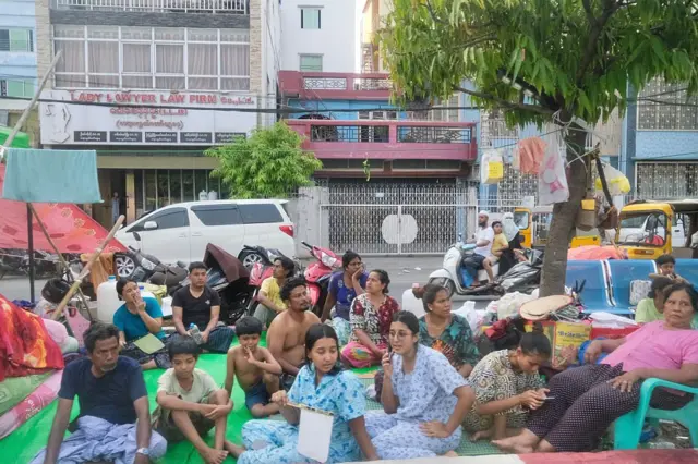 မတ် ၂၈ ငလျင်ကြောင့် အိမ်ပြင်ထွက်နေကြတဲ့ မန္တလေးမြို့ခံတွေ