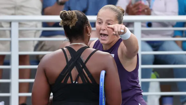 Jelena Ostapenko i Tejlor Tauzend u raspravi posle meča