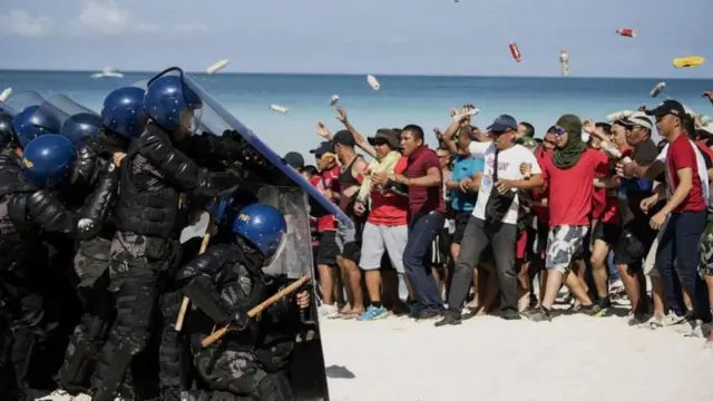 ਮੁਜ਼ਾਹਰੇ ਵਿੱਚ ਲੋਕ ਪੁਲਿਸ ਦਾ ਸਾਹਮਣਾ ਕਰਦੇ ਹੋਏ