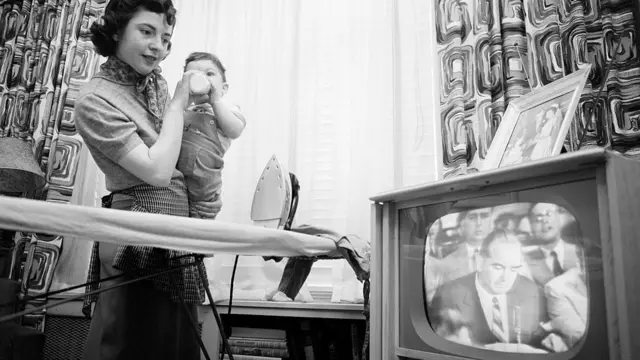 Mulher assiste a uma das audiências de McCarthy na TV