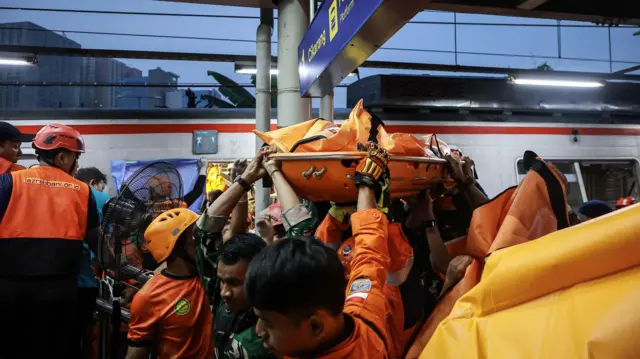Petugas mengevakuasi korban kecelakaan KRL Commuterline yang bertabrakan dengan KA Argo Bromo Anggrek relasi Gambir-Surabaya Pasar Turi di Stasiun Bekasi Timur, Bekasi, Jawa Barat, Selasa (28/04).