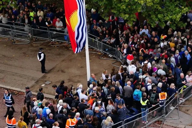 နန်းတော်တဝိုက် လူအုပ်ကြီးစုဝေး