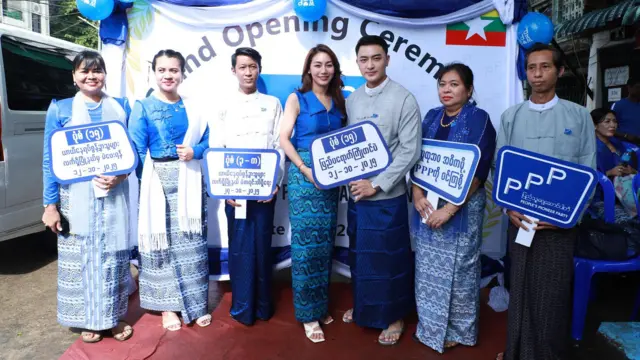 ၂၀၂၅ ရွေးကောက်ပွဲဝင်ရောက်ယှဉ်ပြိုင်မယ့် ရုပ်ရှင်မင်းသား နေလင်းရှိန် (အလယ်) ကို ပုဇွန်တောင်မြို့နယ် PPP ပါတီရုံးခန်းဖွင့်ပွဲမှာ တွေ့ရစဉ်