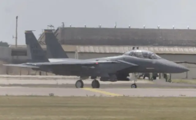 Bu Buyuk Britaniyadagi AQSh Havo kuchlari bazasi&nbsp;RAF Lakenhetdan uchayotgan F-15E Strike Eagle samolyotining arxivdagi tasviri.