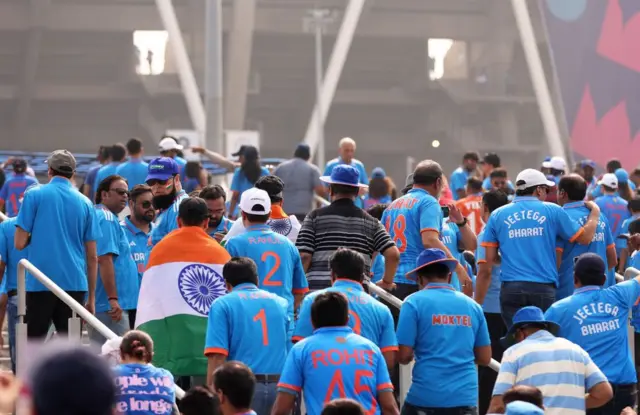 স্টেডিয়ামের বাইরে হাজারো মানুষ সকাল থেকেই জড়ো হয়েছে 