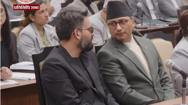 अर्थमन्त्री स्वर्णिम वाग्लेसँग कुरा गर्दै प्रधानमन्त्री वालेन्द्र शाह बालेन