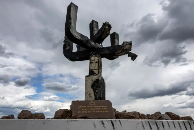 обстріляний монумент