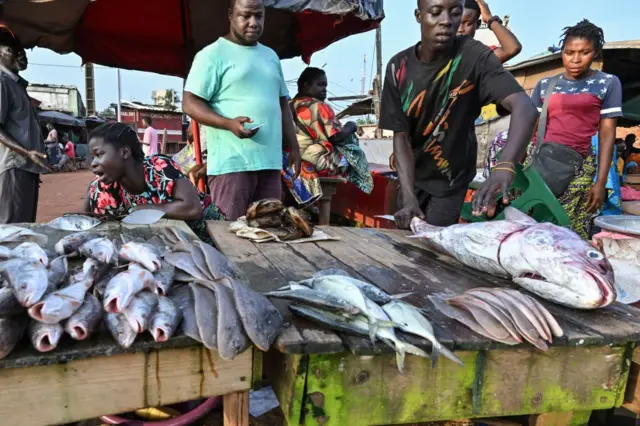 Du poisson frais est vendu au marché aux poissons sur la plage du canal de Vridi à Abidjan le 29 juin 2024. 