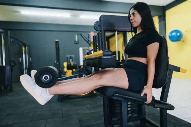 ਲੈੱਗ ਐਕਸਟੇਂਸ਼ਨ ਲਗਾਉਂਦੀ ਮਹਿਲਾ ਦੀ ਸੰਕੇਤਿਕ ਤਸਵੀਰ