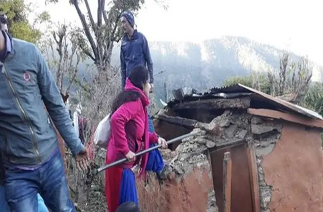 छाउगोठ भत्काउँदै एक महिला