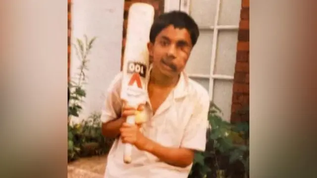 Retrato de Amit Ghose con su pala de críquet.