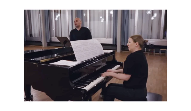 Luis Magallanes canta frente a un piano.