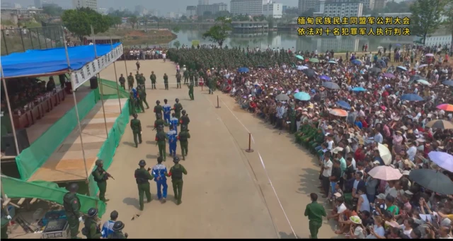 လူမြင်ကွင်းကို ဆွဲခေါ်ခံရတဲ့ ပြစ်ဒဏ်ကျခံသူတွေ