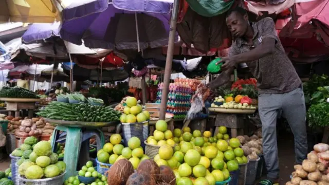 One man dey sell fruits