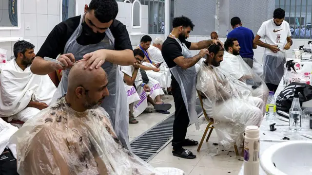 الحجاج يحلقون رؤوسهم