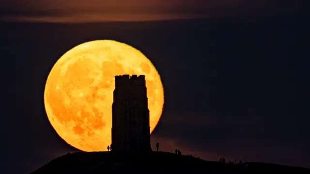 Бул "Супер Ай" Англиянын Гластонбери шаарында 2024-жылдын 16-декабрында сүрөткө тартылды