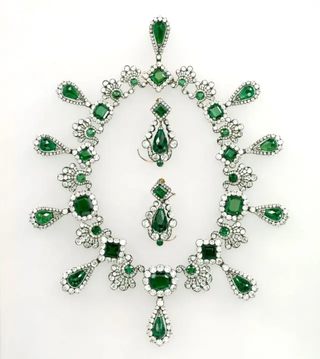 Umukufi wari uw'Uwamikazi Marie-Louise ukoze mu ibuye rya 'emerald' ritamirije diyama na wo barawutwaye, inzobere zivuga ko aba bajura bashobora kuba ibi byose barabicagaguye bakagenda bagurisha agace kamwe ukwako 