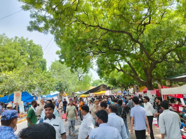 જંતરમંતરની આજની એક તસવીર વીજાપુરથી આવેલા યુવાન વિપુલ પરમાર સોનમ વાંગચુકના આમરણ ઉપવાસના 20 દિવસ, ગુજરાતથી દિલ્હી પહોંચેલા યુવાનોએ શું કહ્યું? બીબીસી ગુજરાતી ગુજરાત દિલ્હી કૉક્રોચ જનતા પાર્ટી નીટ પેપર લીક જંતર મંતર ઉપવાસ આંદોલન સોનમ વાંગચુક અભિજિત દીપકે