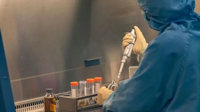 Um técnico trabalha em um laboratório de produção de terapias com células CAR-T nas instalações da empresa IASO Biotechnology Co. em Nanjing, na China