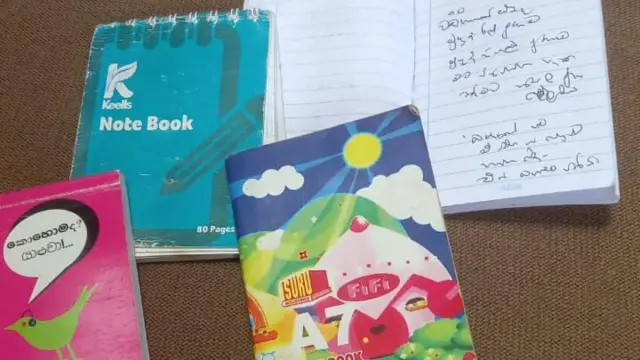 මම නවකතාවක් නොලියන කාලෙට වුණත් මගෙ සාක්කුවේ තියනවා පුංචි නෝට් බුක් එකක්. සාක්කුවේ දාන්න පුලුවන් නොට් බුක් වලට මං හරි ආසයි. ඒවා එකතු වෙලා තියනවා සිය ගානක්.