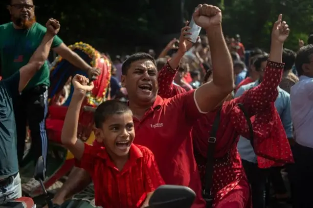 শেখ হাসিনার দেশ ছাড়ার ঘটনায় সাধারণ মানুষের উল্লাস