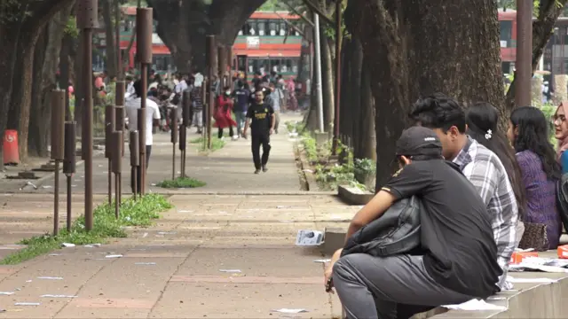ঢাকা বিশ্ববিদ্যালয়ের ভিসি চত্বরে বসে আছে শিক্ষার্থীরা