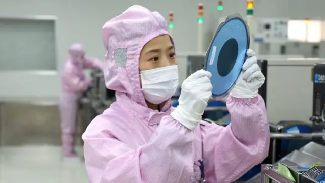 Trabajadores fabrican semiconductores para la industria automotriz en Binzhou, China.