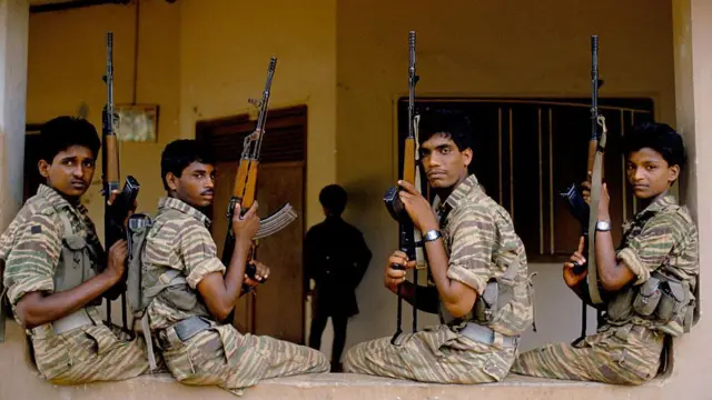 نوے کی دہائی میں تامل ٹائیگرز کے ساتھ جھڑپوں میں سری لنکا کے قانون نافذ کرنے والے اداروں کے سینکڑوں اہلکار ہلاک ہوئے تھے