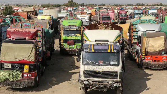 تعداد از موترهای بزرگ باربری که در حال توقف هستند.