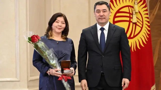 Венера Койчиевага сыйлык тапшыруу аземи