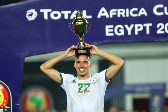 L'Algérien Ismaël Bennacer célèbre son titre de meilleur joueur du tournoi lors de la cérémonie de remise des prix qui a suivi la Coupe d'Afrique des Nations 2019. 