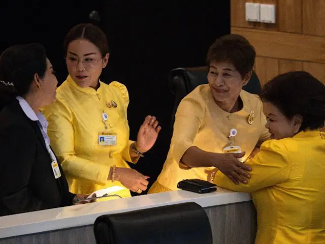 บรรดา สว. หญิงในระหว่างการประชุมนัดแรก