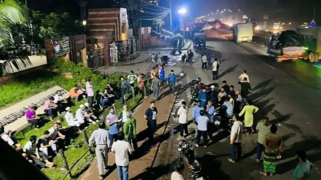জামায়াত-শিবিরের নেতা-কর্মীদের জাহাঙ্গীরনগর বিশ্ববিদ্যালয়ের সামনে অবস্থান করতে দেখা যায়