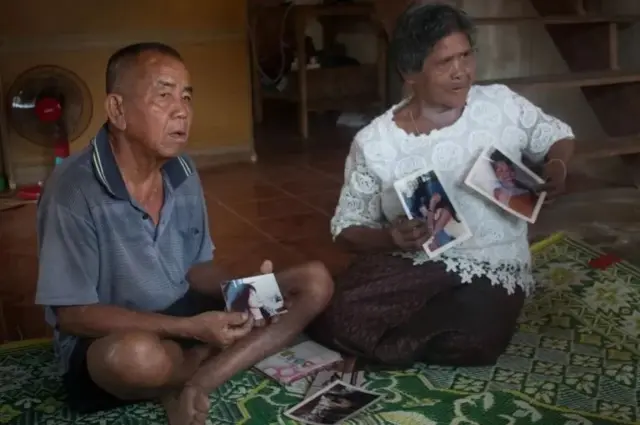 นายบัวสา (ซ้าย) และนางจูมศรี ในระหว่างสนทนากับบีบีซีไทยเมื่อปี 2562 โดยทั้งคู่ได้เฝ้าตามหาลูกสาวที่ขาดการติดต่อไปตั้งแต่ปี 2547