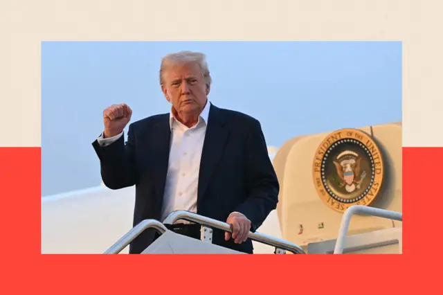 El preidente de EE.UU., Donald Trump, desembarca del Air Force One. 
