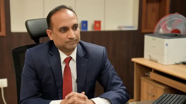 राहदानी विभागका निर्देशक महेश्वरमणि त्रिपाठी