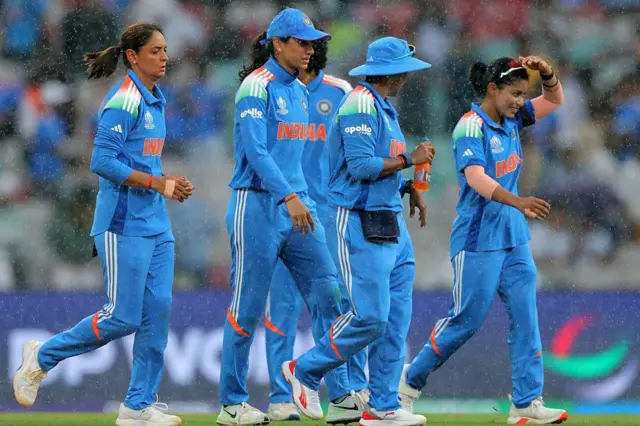 नवी मुंबईतल्या सामन्यावर पावसाचं सावट आहे.