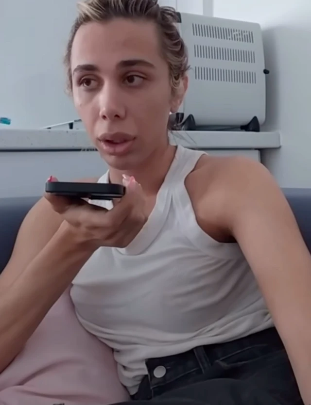 تورلان در حالی که با تلفن با بازجویش صحبت می‌کند